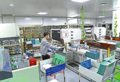 技術人員在操控設備進行生產