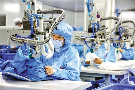 探營廣州部分口罩、防護服生產企業 廠家說買口罩難會緩解